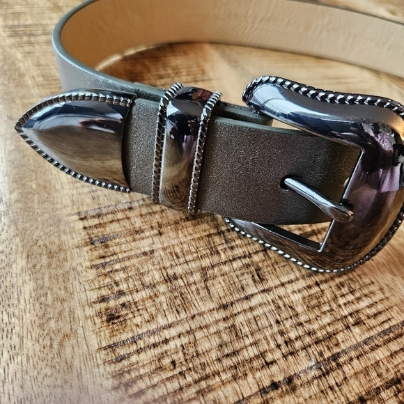 VINCE CAMUTO Synthetic Materials double buckle belt L42" X W1.5" Silver hardware - Picture 4 of 4